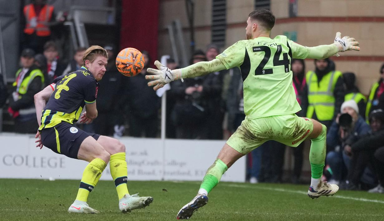 Man City sempat tertinggal lebih dulu akibat gol bunuh diri Stefan Ortega Moreno di babak pertama. City bangkit di babak kedua dan berbalik menang lewat gol Abdukodir Khusanov dan Kevin De Bruyne.  (AP Photo/Kin Cheung)
