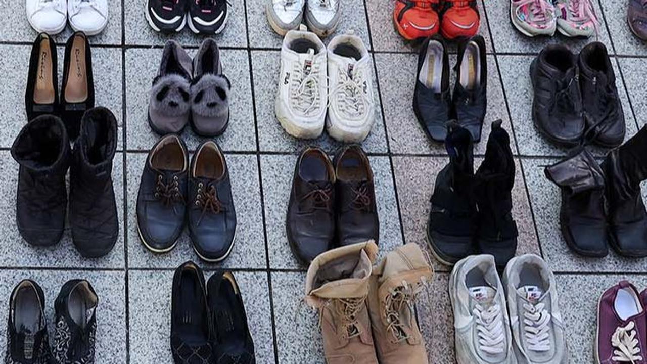 Terlihat bukan hanya sepatu dewasa yang dipajang dalam aksi tersebut. Ada pula sepatu anak-anak dan bayi.