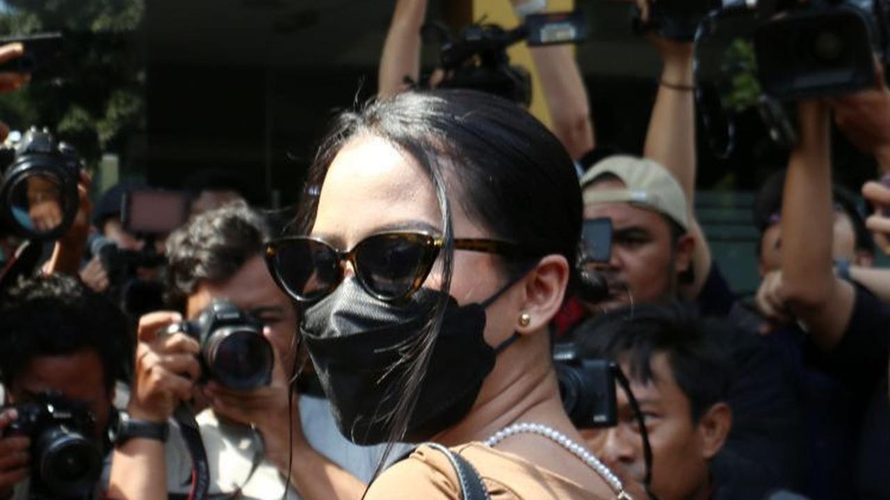 Dalam balutan dress coklat dan berkaca mata hitam, Siskaeee tampak disambut kerumunan wartawan saat mau masuk ke Ditreskrimsus.<br>