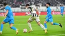 Pemain depan Juventus, Federico Chiesa (tengah) menantang pemain depan Zenit St. Petersburg, Claudinho (kanan) pada match day ke-4 Liga Champions di Allianz stadium, Rabu (3/11/2021) dinihari WIB. Menjamu Zenit, Juventus menang 4-2 atas Zenit. (Isabella BONOTTO / AFP)