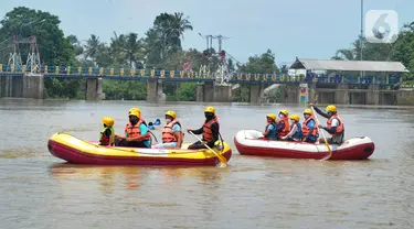 Anak-anak menggunakan masker saat rafting di kawasan Bendungan Katulampa, Bogor, Jawa Barat, Kamis (29/10/2020). Kegiatan yang diadakan oleh Hiking Bocah pada setiap akhir pekan atau libur panjang ini dalam rangka mengenalkan anak kepada alam. (merdeka.com/Arie Basuki)