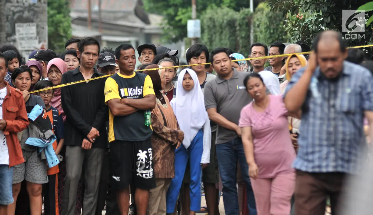 Kerumunan warga setempat menyaksikan rekonstruksi pembunuhan satu keluarga di Bojong Nangka II, Bekasi, Jawa Barat, Rabu (21/11). Rekonstruksi pembunahan tersebut menjadi tontonan warga sejak pagi. (Merdeka.com/Iqbal S. Nugroho)