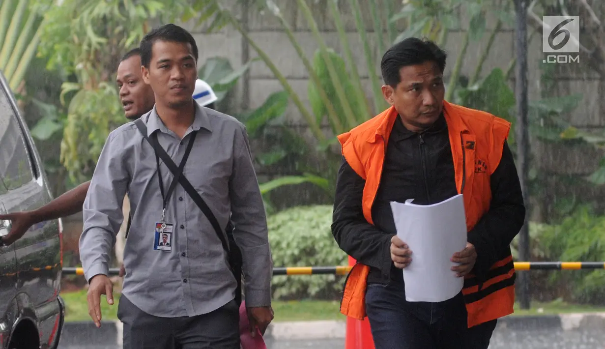 Anggota DPR Fraksi Golkar Bowo Sidik Pangarso (kanan) tiba di Gedung KPK, Jakarta, Senin (15/4). Bowo diperiksa sebagai saksi untuk tersangka Marketing Manager PT Humpuss Transportasi Kimia, Asty Winasti terkait kasus dugaan suap distribusi pupuk dengan kapal. (merdeka.com/Dwi Narwoko)