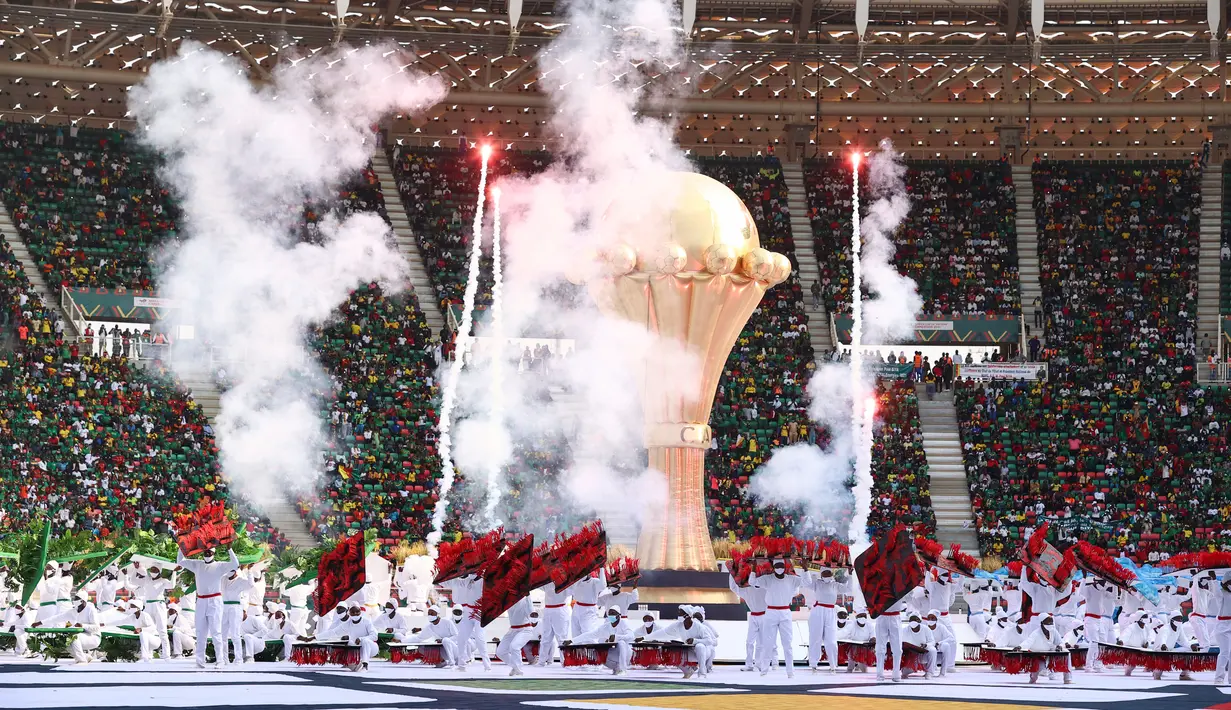 Para penari tampil dalam upacara pembukaan turnamen sepak bola Piala Afrika (CAN) 2021 di Stade d'Olembé di Yaounde (9/1/2022). Kamerun untuk kali kedua menjadi tuan rumah Piala Afrika setelah pada 1972. (AFP/Kenzo Tribouillard)