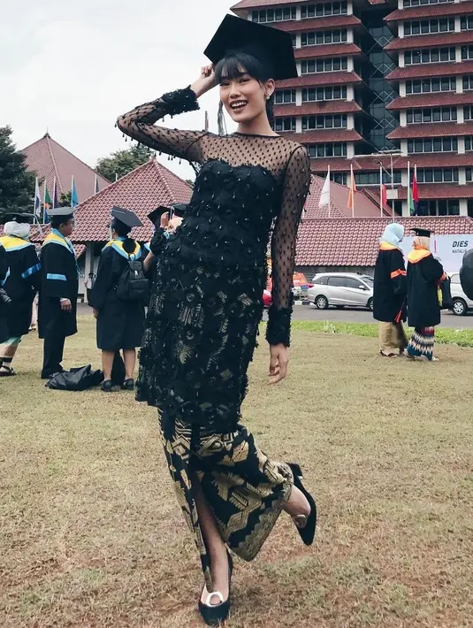 <p>Mengenakan kebaya hitam juga bisa menjadi pilihan seperti Alika agar terlihat lebih elagan. Pilihlah model kebaya kurung berpayet padukan dengan kain lilit waran hitam keemasan. @alikaislamadina</p>