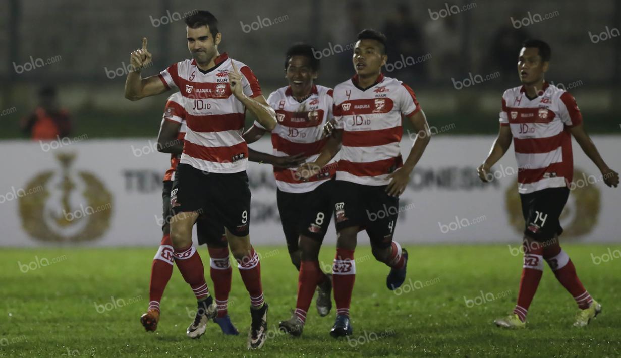 Pemain Madura United merayakan gol yang dicetak Pablo Rodriguez (9), ke gawang PS TNI dalam laga Torabika Soccer Championship presented by IM3 Ooredoo di Stadion Siliwangi, Bandung, Minggu (1/5/2016). (Bola.com/Vitalis Yogi Trisna)