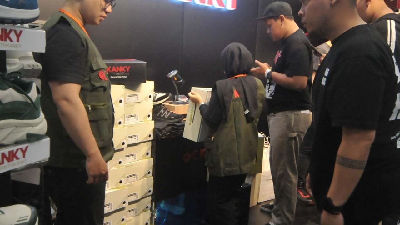 Pada gelaran kali ini,&nbsp;JSD menghadirkan acara menarik berupa 'Program 1.000 Sepatu dan Alas Kaki'. Program ini merupakan hasil kolaborasi antara tiga merek lokal terkenal, yaitu Kanky, Weidenmann Urban, dan Porto X.&nbsp;Merdeka.com/Imam Buhori