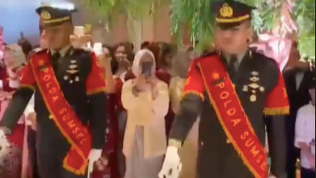 Selain itu, resepsi pernikahan ini juga diiringi dengan momen sakral Pedang Pora. <br>