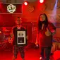 Hendra Ang U9 saat menggandeng seniman Nur Bayan untuk lagu "Milih Dalan Liyene". (LUV Over Kreasi)