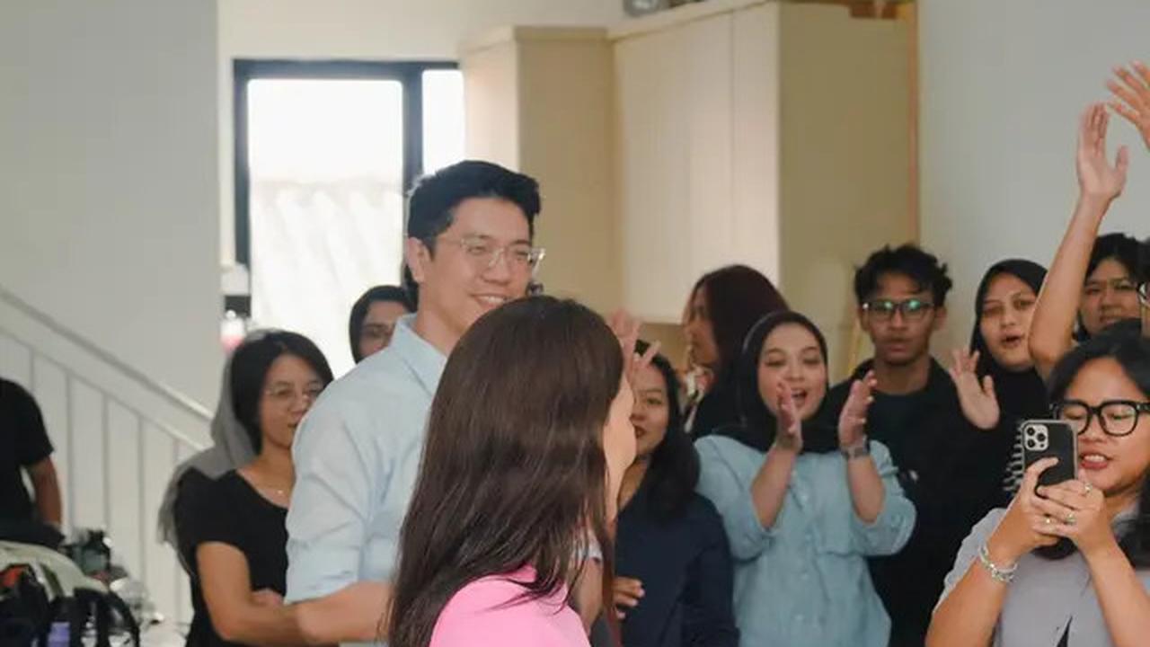 Model Kaus Pink Cantik Luna Maya, Jadi Simpel Berkelas Tanpa Effort Berlebihan