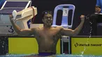 Perenang Indonesia, I Gede Siman Sudartawa berselebrasi setelah memenangkan final 50m Gaya Punggung putra dalam kompetisi renang di SEA Games ke-32 di Phnom Penh, Kamboja, Minggu, 7 Mei 2023. (AP Photo/Tatan Syuflana)