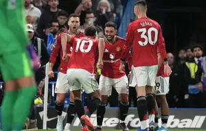 Bruno Fernandes merayakan gol Matheus Cunha di laga Chelsea vs Manchester United di pekan ke-33 Liga Inggris 2025/2026 di Stamford Bridge, Minggu (19/04/2026) dini hari WIB. (AP Photo/Kirsty Wigglesworth)
