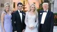 Tiffany Trump didampingi Donald Trump dan ibunya, Marla Maples, seusai menikahi Michael Boulous. (dok. HY Goldberg/Denis Leon&Co)