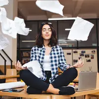 Ilustrasi mindful ditengah kesibukan/copyright freepik.com/lookstudio