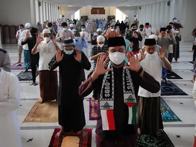 Umat muslim melaksanakan salat Idul Adha 1442 H di Masjid Al-Madina Zona Madina, Parung, Bogor, Jawa Barat, Selasa (20/7/2021). Pelaksanaan salat Idul Adha dilakukan dengan menerapkan protokol kesehatan. (merdeka.com/Arie Basuki)