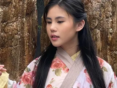 Zoe Levana merupakan model yang populer di media sosial. Tidak hanya membagikan aktivitasnya dalam kegiatan sehari-hari, ia pun kerap bikin konten yang mencuri banyak perhatian netizen. Selain itu di usianya yang masih 17 tahun, ia pun sudah memiliki banyak popularitas di dunia hiburan. (Liputan6.com/IG/@zoe_levana)