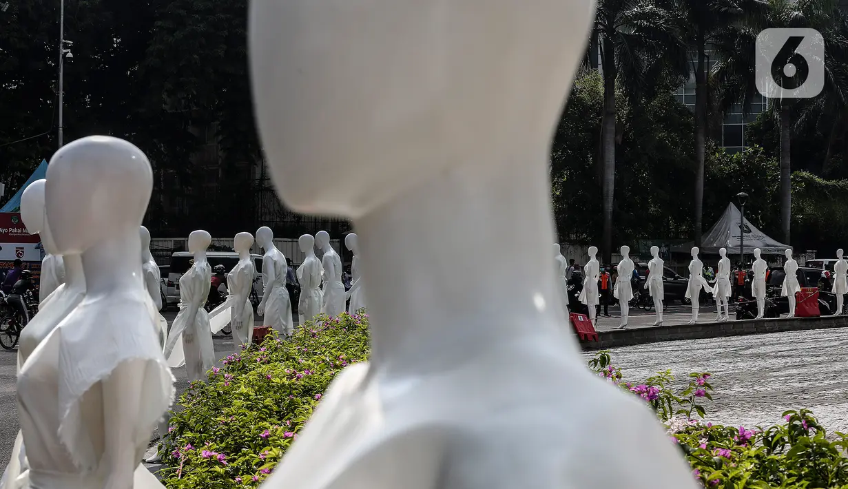 Puluhan boneka maneken dipajang di Bundaran Hotel Indonesia (HI), Jakarta, Minggu (15/11/2020). Boneka maneken tersebut sebagai bentuk "Mengenang Korban Kecelakaan Lalu Lintas 2020" serta kampanye agar masyarakat lebih berhati -hati dan tertib berlalu lintas. (Liputan6.com/Johan Tallo)