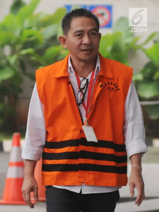 Anggota DPRD Kota Malang Suprapto turun dari mobil tahanan setibanya di gedung KPK, Jakarta, Rabu (18/4). Suprapto menjalani pemeriksaan sebagai tersangka kasus suap terkait pembahasan APBD-P Pemerintahan Kota Malang TA 2015. (merdeka.com/Dwi Narwoko)