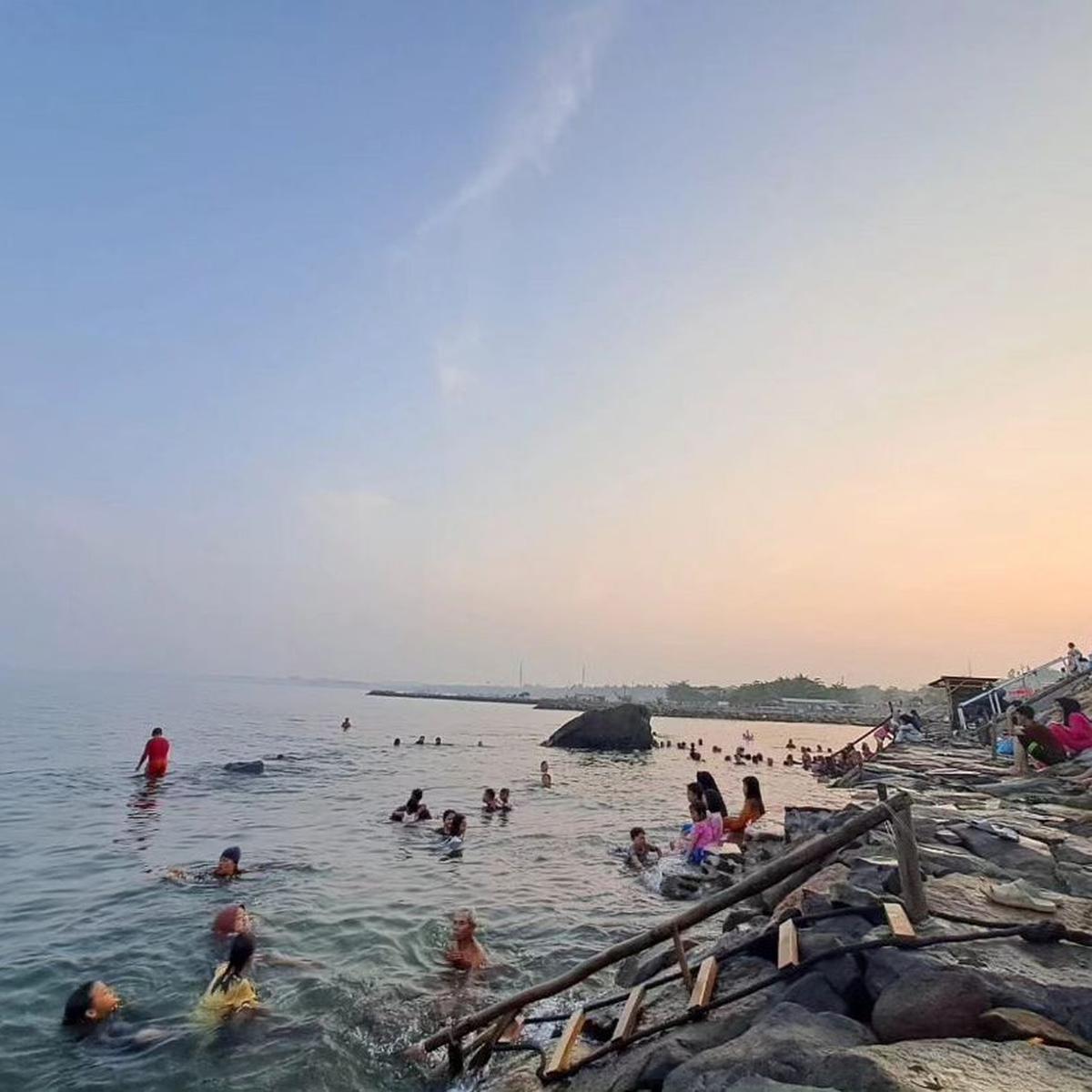 Terapi air panas di Pantai Boom Lampung Selatan