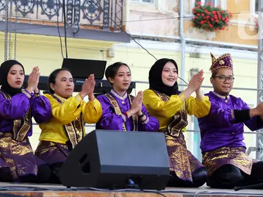 Mahasiswa Indonesia dan staff KBRI Rumania membawakan tarian Indonesia pada acara Brasov Multicultural Day di Piata Sfatului, Brasov, Rumania, Minggu (8/10/2023). (Liputan6.com/Herman Zakharia)