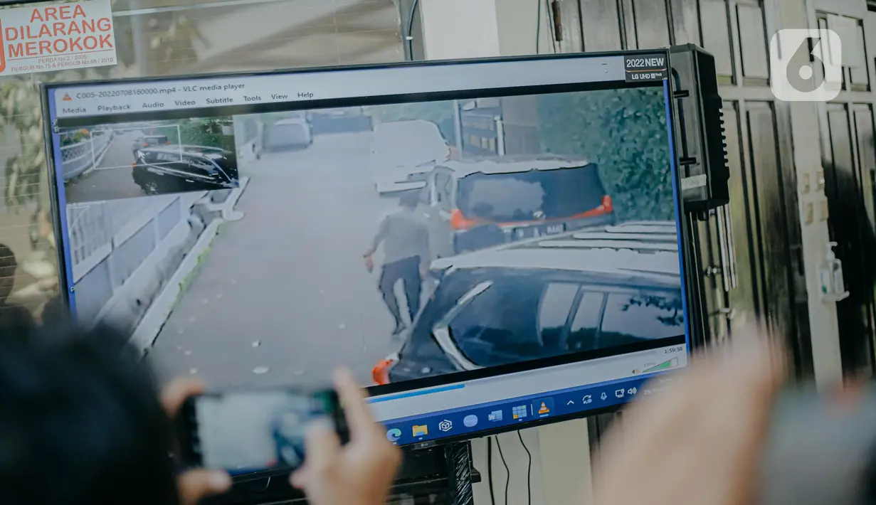 Jurnalis mengambil gambar layar yang menampilkan  video rekaman CCTV di komplek Polri Duren Tiga saat berlangsungnya sidang lanjutan kasus pembunuhan berencana terhadap Brigadir Nopriansyah Yosua Hutabarat atau Brigadir J dengan terdakawa Ferdy Sambo dan Putri Candrawathi di PN Jakarta, Selasa (29/11/2022). Ferdy Sambo serta Putri Candrawathi menghadiri sidang dengan agenda pemeriksaan saksi tersebut. (Liputan6.com/Faizal Fanani)