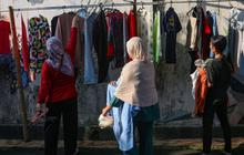 FOTO: Indahnya Berbagi Pakaian dan Sayur Gratis di Tengah Ramadan ala Warga Jati Padang