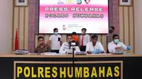 Konferensi pers kasus pembunuhan dan mutilasi di Mako Polres Humbahas