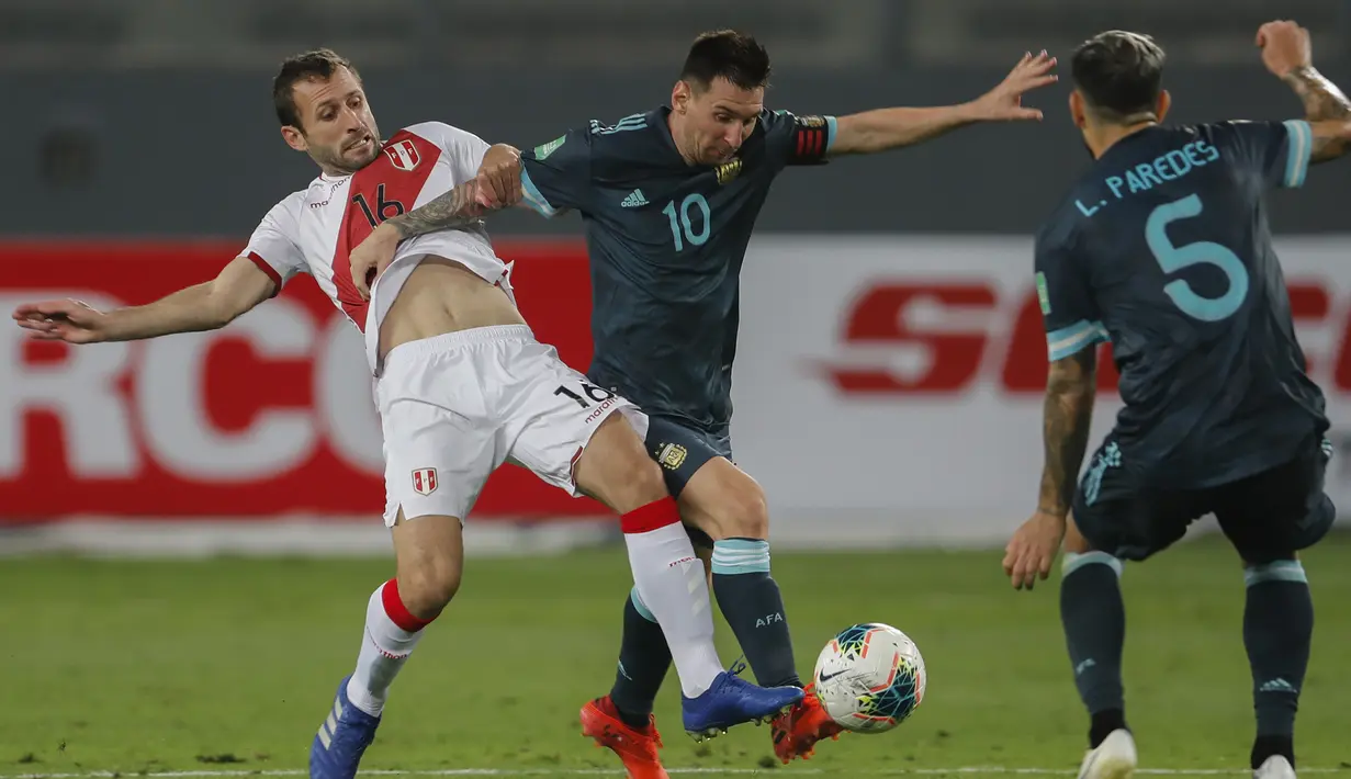 Penyerang Argetina, Lionel Messi, berebut bola dengan gelandang Peru, Horacio Calcaterra, pada laga kualifikasi Piala Dunia 2022 zona CONMEBOl di Estadio Nacional de Lima, Rabu (18/11/2020) pagi WIB. Argentina menang 2-0 atas Peru. (AFP/Daniel Apuy/pool)