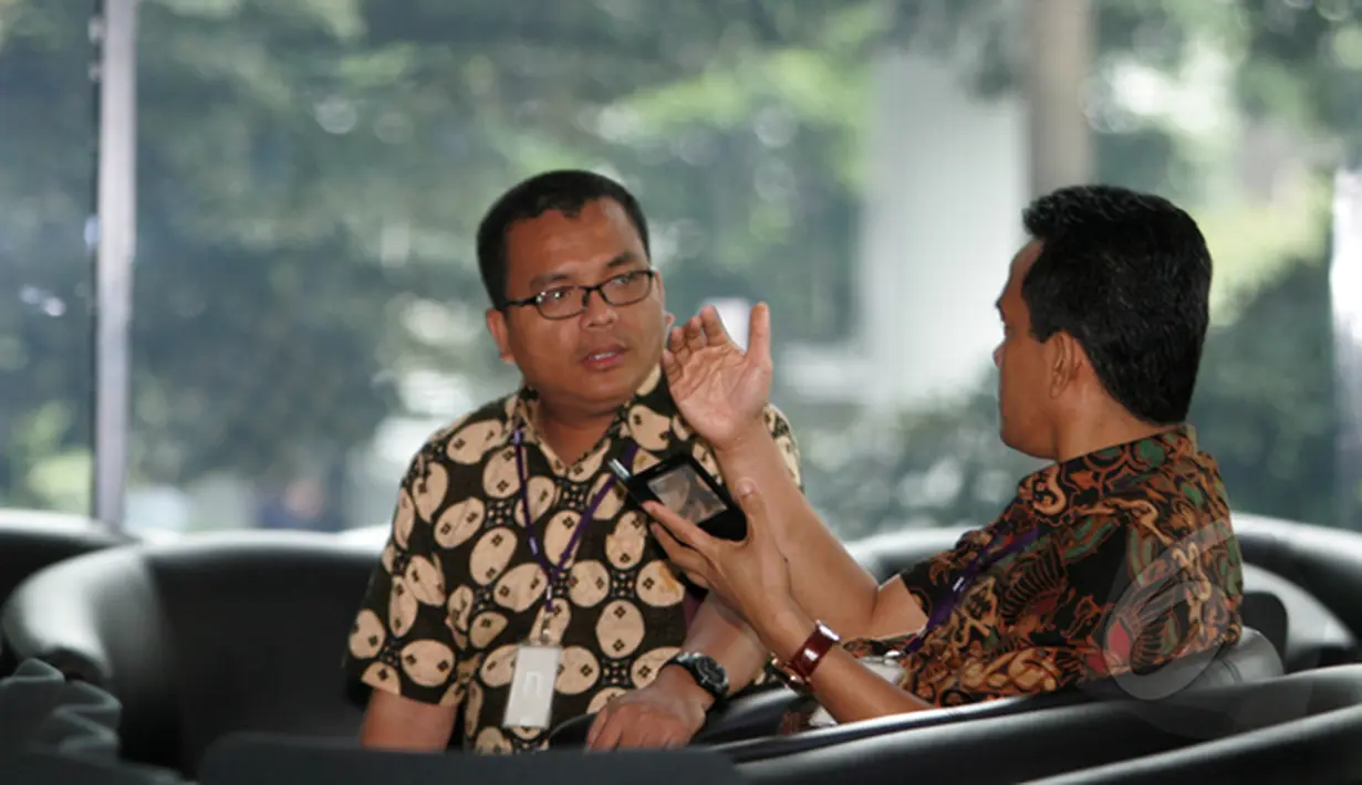 Denny Indrayana (kiri) berbincang dengan Refly Harun (kanan) di Gedung KPK, Jakarta (17/2/2015). Kedatangannya untuk memberi masukkan kepada ketua KPK Abraham Samad terkait penetapannya sebagai tersangka oleh pihak kepolisian. (Liputan6.com/Faisal R Syam)