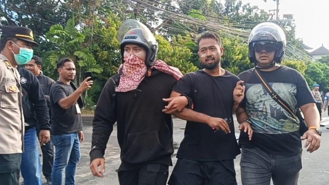 Fakta Mengejutkan: 138 Demonstran Ditangkap Polisi Pasca Aksi Ricuh di DPRD Bali, Ini Alasannya!