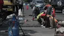 Para pekerja memperbaiki aspal di flyover Kemayoran yang mengalami kerenggangan, Jakarta, Sabtu (5/1). Hal itu disebabkan rusaknya sambungan celah sambungan alias expansion joint. (Merdeka.com/Imam Buhori)