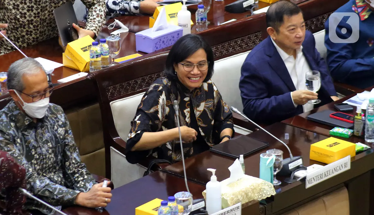 Menteri Keuangan Sri Mulyani (tengah) bersama Menteri PPN/Kepala Bappenas Suharso Monoarfa (kanan) saat rapat kerja dengan Komisi XI DPR di Jakarta, Rabu (8/6/2022). Rapat tersebut terkait pengambilan keputusan mengenai asumsi dasar dalam pembicaraan pendahuluan RAPBN Tahun Anggaran 2023. (Liputan6.com/Angga Yuniar)