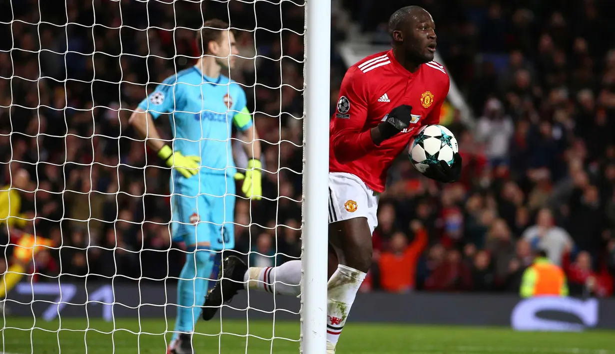 Penyerang MU, Rumelu Lukaku melakukan selebrasi usai mencetak gol ke gawang CSKA Moscow pada pertandingan grup A Liga Champions di Old Trafford, Inggris (5/12). MU menang 2-1 atas CSKA Moscow. (AP Photo/Dave Thompson)