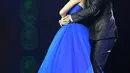 Lewat lagu Jangan Gila keduanya tampil serasi dengan tariannya. Reza menggunakan stelan jas, sedangkan BCL dengan gaun biru. Kedua aktris dan aktor itu mempertontonkan gaya teatrikal ala-ala film La La Land. (Bambang E. Ros/Bintang.com)