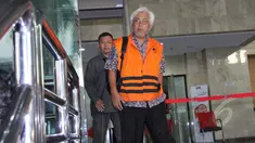 Mantan Dirut Pengolahan Pertamina Suroso Atmo Martoyo usai menjalani pemeriksaan di Gedung Komisi Pemberantasan Korupsi (KPK), Jakarta, Selasa (10/3/2015).(Liputan6.com/Helmi Afandi)