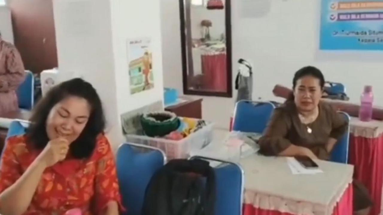 Perempuan itu mengatakan belum menerima gaji dari pihak kepala sekolah tanpa ada alasan yang jelas.<br>