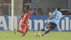 Riko Simanjuntak jeli melihat peluang di sisi kiri JDT dan memberikan assist untuk gol perdana Persija pada laga Piala AFC 2018 di Stadion Utama Gelora Bung Karno, Jakarta, Selasa (10/4/2018). Persija Jakarta menang 4-0.  (Bola.com/Nick Hanoatubun)