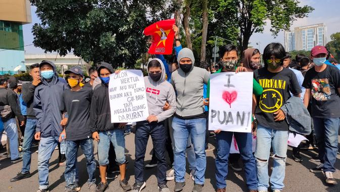 Salah satu mahasiswa membawa kertas karton bertuliskan I Love Puan di aksi demonstrasi di Palembang.