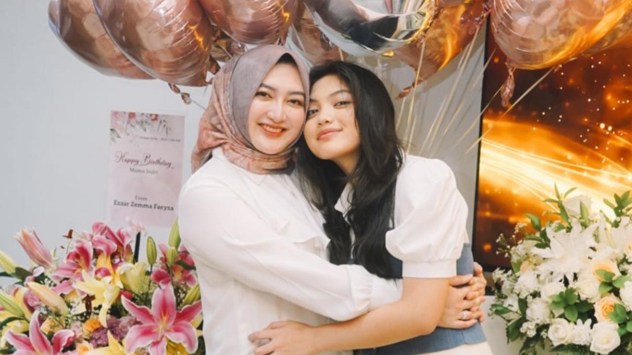 Tak hanya Sahrul, Indriani Hadi juga mengunggah foto bersama sang putri tercinta.  Raihana Zemma Gunawan dan sang ibunda Indriani Hadi sama-sama berulang tahun.<br>