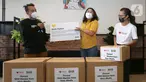 Head of Distribution Indonesia Kuat Volland Hummonggio, Country Marketing Manager IKEA Indonesia Dyah Fitrisally dan relawan dari Masker Untuk Indonesia Andini Wijendaru pada acara donasi 11.250 masker kain non-medis di Jakarta, Selasa (03/11/2020). (Liputan6.com/Fery Pradolo)