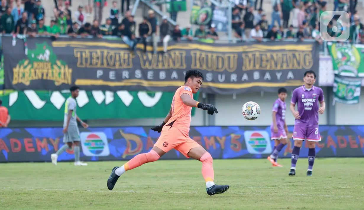 Kiper Persebaya Surabaya, Ernando Ari, menendang bola saat melawan Persita Tangerang pada laga Liga 1 di Stadion Indomilk Arena, Tangerang, Rabu (18/1/2023). Persebaya menang dengan skor 5-0. (Bola.com/M Iqbal Ichsan)