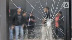 Kondisi kaca salah satu kios AEON Mall Jakarta Garden City yang dirusak warga di Cakung, Jakarta Timur, Selasa (25/2/2020). Sekelompok warga menyerang fasilitas fisik AEON Mall Jakarta Garden City karena dituding sebagai penyebab permukiman mereka dilanda banjir. (merdeka.com/Iqbal S Nugroho)