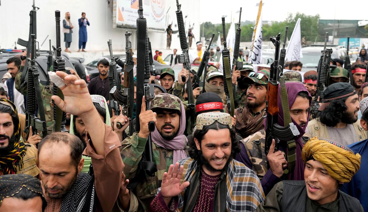 Pasukan Taliban merayakan satu tahun sejak mereka merebut Kabul di depan Kedutaan Besar AS di Kabul, Afghanistan, Senin (15/8/2022). Taliban memperingati tahun pertama pengambilalihan kekuasaan setelah pemerintah negara yang didukung barat itu melarikan diri dan militer Afghanistan hancur dalam menghadapi serangan Taliban. (AP Photo/Ebrahim Noroozi)