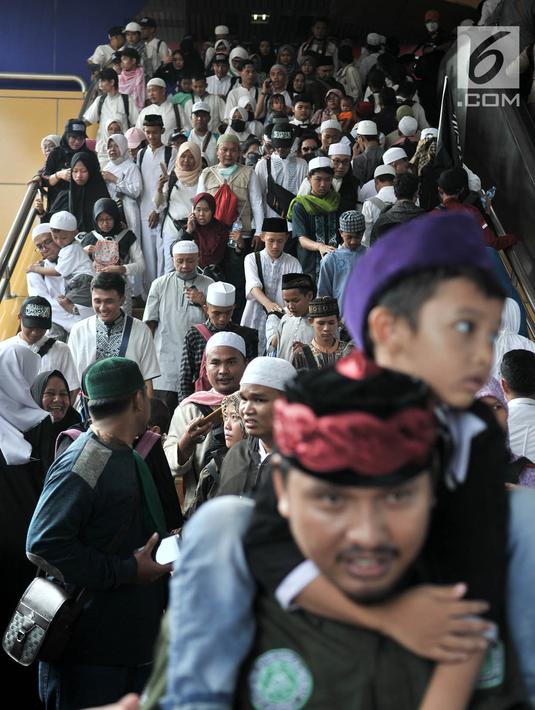 Kepadatan peserta Reuni 212 setibanya di Stasiun Gondangdia, Jakarta, Minggu (2/12). Kepadatan tersebut terkait acara Reuni 212 yang digelar di Monumen Nasional atau yang populer dengan Monas. (Merdeka.com/Iqbal S. Nugroho)