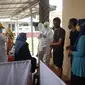 Petugas dari bidan Desa Ganti Kabupaten Donggala langsung menggelar tes usap covid 19 di Sanggar Batik Bannava. (foto: Liputan6.com/edhie prayitno Ige)