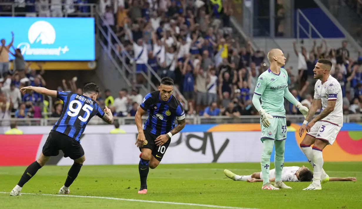 Pemain Inter Milan, Lautaro Martinez melakukan selebrasi setelah mencetak gol ke gawang Fiorentina pada laga Liga Italia pekan ketiga Serie A 2023/2024 di Stadion Giuseppe Meazza, Minggu (03/09/2023). Inter Milan menang dengan skor 4-0. (AP Photo/Antonio Calanni)