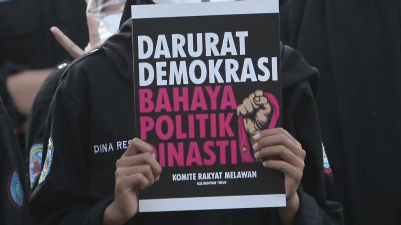 Sejumlah mahasiswa Komite Rakyat Melawan menggelar mimbar demokrasi saat diberlangsungkannya Festival HAM di halaman kampus Universitas Mulawarman, Samarinda, Kalimantan Timur, Rabu (13/12/2023).