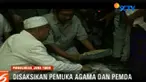 Ratusan warga menjadi saksi sumpah pocong antara Sulima dan Tinasum, dua warga yang berselisih soal ilmu santet.