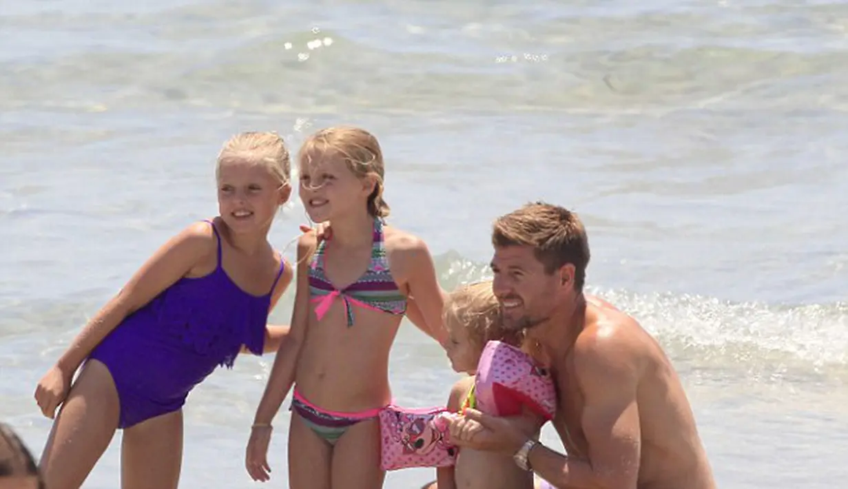 Steven Gerrard bersama putri tercinta berpose bersama di Pantai Ibiza (dailymail.co.uk)