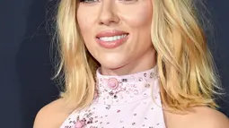 Scarlett Johansson tersenyum saat menghadiri pemutaran "Jojo Rabbit" di Los Angeles, California (15/10/2019). Di film ini Johansson berperan sebagai Rosie Betzler, ibu tunggal dari bocah lelaki berusia 10 tahun di Jerman Nazi yang menyembunyikan gadis Yahudi di lotengnya. (AFP Photo/Amy Sussman)